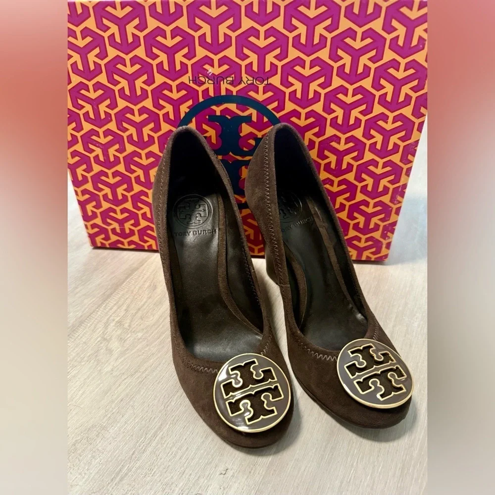 Tory Burch Sophie Brown Suede Wedge Pumps Round Logo  Shoe Size US 5